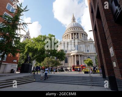 Londres, Grand Londres, Angleterre, 10 août 2021 : à quelques pas en face de la cathédrale St Paul. Banque D'Images