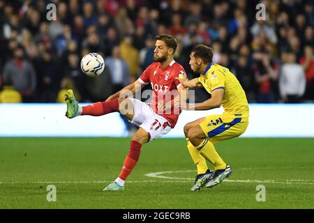 NOTTINGHAM, ROYAUME-UNI. 18 AOÛT Philip Zinkernagel, de Nottingham Forest, contrôle le ballon tandis que Harry Pickering, de Blackburn Rovers, exerce une pression lors du match du championnat Sky Bet entre Nottingham Forest et Blackburn Rovers au City Ground, à Nottingham, le mercredi 18 août 2021. (Credit: Jon Hobley | MI News) Credit: MI News & Sport /Alay Live News Banque D'Images