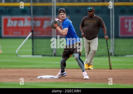 Wil Myers (5), outfielder de San Diego Padres, se réchauffe avant un match de saison régulière de la MLB contre les Rocheuses du Colorado, le mardi 17 août 2021, à Denver Banque D'Images