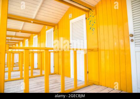 Détails de cabines de plage typiques, colorées en Italie de Versilia Banque D'Images