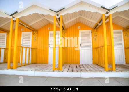 Détails de cabines de plage typiques, colorées en Italie de Versilia Banque D'Images