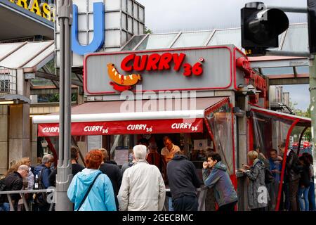 Berlin, Allemagne. 18 août 2021. Une file d'attente se trouve devant Curry 36 au Zoologischer Garten. Crédit : Gerald Matzka/dpa/Alay Live News Banque D'Images