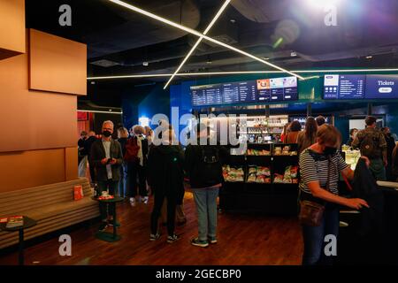 Berlin, Allemagne. 18 août 2021. Vue de l'intérieur du cinéma Delphi Lux lors de la première du film. Crédit : Gerald Matzka/dpa/Alay Live News Banque D'Images