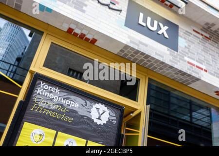 Berlin, Allemagne. 18 août 2021. Vue extérieure du cinéma Delphi Lux lors de la première du film. Crédit : Gerald Matzka/dpa/Alay Live News Banque D'Images