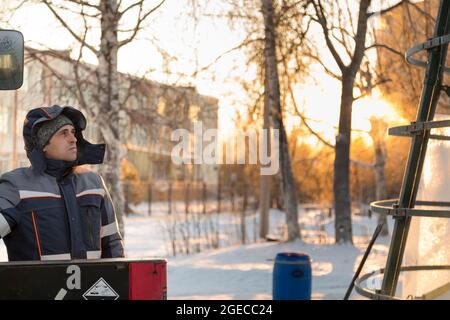 Conducteur du manipulateur hydraulique sur le lieu de travail Banque D'Images