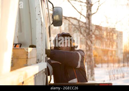 Conducteur du manipulateur hydraulique sur le lieu de travail Banque D'Images