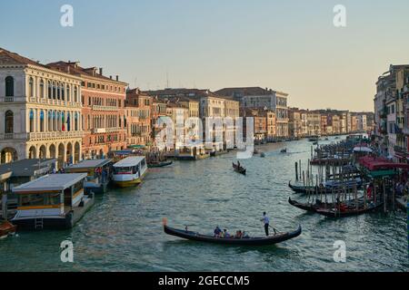 Vue sur le Canal Grande depuis le Ponte Rialto au coucher du soleil à Venise Banque D'Images
