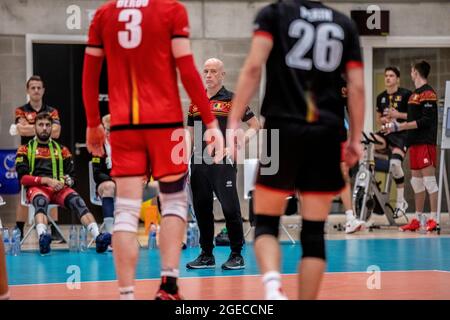 Fernando Munoz (C), entraîneur-chef belge, photographié lors d'un match de volley-ball amical entre l'équipe nationale de volley-ball masculine belge, les Dragons rouges Banque D'Images