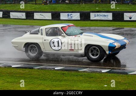 Chevrolet Corvette Sting Ray classique, voiture de course vintage en compétition dans le RAC Tourist Trophy à l'événement historique de Goodwood Revival, Royaume-Uni sous la pluie Banque D'Images