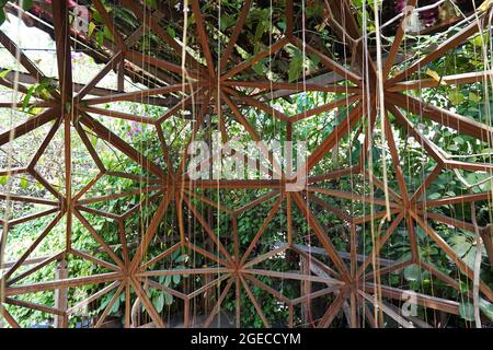 Design extérieur et architecture d'une villa en bois Igloo au milieu d'un parc verdoyant Banque D'Images