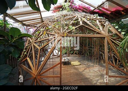 Design extérieur et architecture d'une villa en bois Igloo au milieu d'un parc verdoyant Banque D'Images