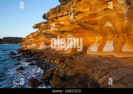 Falaises peintes au coucher du soleil - Parc national de Maria Island - Tasmanie - Australie Banque D'Images