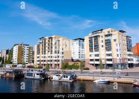 Logement résidentiel, au bord de la rivière Tammerkoski, à Nalkankatu, à Laukontori, Tampere, Finlande Banque D'Images