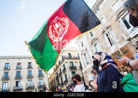 Barcelone, Catalogne, Espagne. 18 août 2021. Cinq cents personnes ont manifesté à Barcelone en solidarité avec les filles et les femmes afghanes et en défense de leurs droits sous le slogan « Afghanistan: Pour une vie avec dignité et liberté » (Credit image: © Thiago Prudencio/DAX via ZUMA Press Wire) Banque D'Images