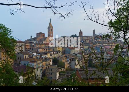 L'horizon de la ville de Ripatransone dans la province d'Ascoli Piceno, Italie Banque D'Images