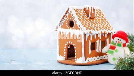 Carte de vœux de Noël avec maison en pain d'épice, jouet bonhomme de neige et espace de copie Banque D'Images