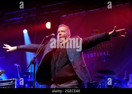 Tom Robinson, auteur-compositeur-interprète avec le SAS Band (Spike's All Stars) au Wickham Festival, Hampshire. 5 août 2021 Banque D'Images