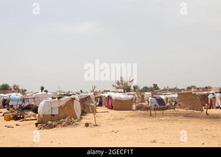 Camp de réfugiés fait de matériaux locaux et de feuilles de plastique, personnes vivant dans des conditions très mauvaises, manque d'eau propre, accès à la santé Banque D'Images