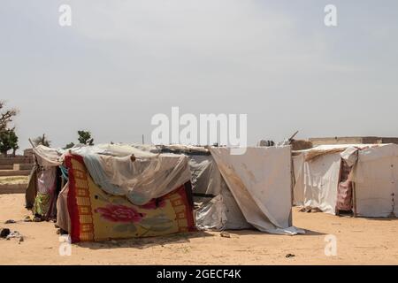 Camp de réfugiés en Afrique, région sub-saharienne. Personnes déplacées vivant dans de très mauvaises conditions Banque D'Images