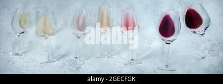 Panorama du vin avec de nombreux verres de vin rose, rouge, et blanc, plan de dessus plat. Variété de couleurs de vin Banque D'Images