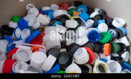 Gros plan de nombreux bouchons de bouteilles en plastique collectés pour recyclage. Banque D'Images