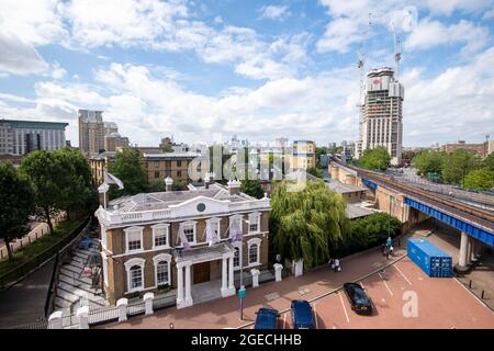 Vue vers la ville depuis West India Quay, Londres, Angleterre Banque D'Images