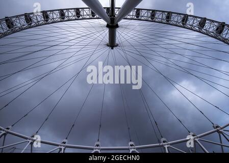 Regarder le London Eye à travers les nuages de tempête, Londres, Angleterre Royaume-Uni Banque D'Images