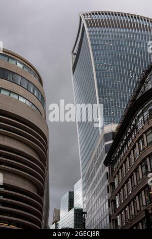 Moody Light dans le quartier financier de Londres, Angleterre Royaume-Uni Banque D'Images