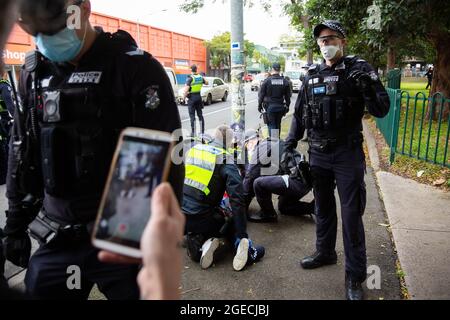 Melbourne, Australie, 7 juillet 2020. Une femme se tenant dans la rue pour soutenir les résidents à l'intérieur de la route de l'hippodrome 120 est violemment claqué au sol et arrêté alors que la police essaim sur un petit nombre de personnes au cours de la troisième journée complète du verrouillage total de 9 tours de haute élévation de la commission de logement dans North Melbourne et Flemington pendant la COVID 19.après avoir enregistré 191 cas COVID-19 du jour au lendemain, obligeant le premier ministre Daniel Andrews à annoncer aujourd'hui que l'ensemble de la ville métropolitaine de Melbourne ainsi qu'un centre régional, Mitchell Shire repassera à l'étape trois lockdowns à partir de minuit mercredi Banque D'Images