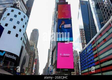 USA, New York City, Manhattan, Time Square à la traversée de Broadway et de la septième Avenue, T-Mobile publicité / USA, New York City, Manhattan, Time Square, Werbung des Mobilfunk Unternehmen T-Mobile und der Nasdaq Banque D'Images