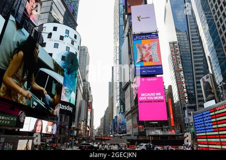 USA, New York City, Manhattan, Time Square à la traversée de Broadway et de la septième Avenue, T-Mobile publicité / USA, New York City, Manhattan, Time Square, Werbung des Mobilfunk Unternehmen T-Mobile und der Nasdaq Banque D'Images