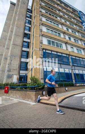 Royaume-Uni, Kent, Bromley sur le 14 e d'Augusot: Le coureur passe le bâtiment Northpoint ce qui est réparé en enlevant le même matériau mortel que Grenfell . Banque D'Images