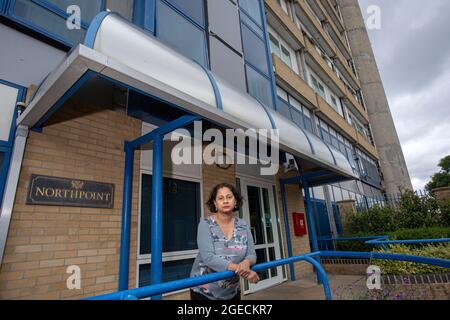 UK ,Kent,Bromley le 14 août: Ritu Saha le co-fondateur du UK Bardage action Group.elle vit au dernier étage du bâtiment Northpoint. Banque D'Images