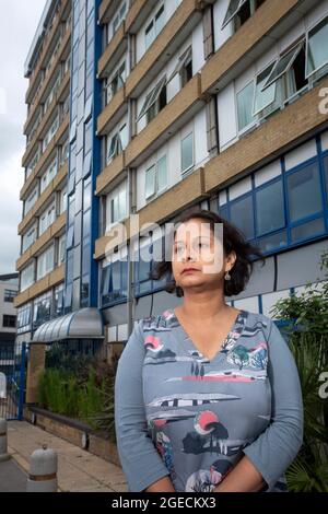 UK ,Kent,Bromley le 14 août: Ritu Saha le co-fondateur du UK Bardage action Group.elle vit au dernier étage du bâtiment Northpoint. Banque D'Images