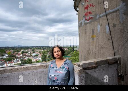 UK ,Kent,Bromley le 14 août: Ritu Saha le co-fondateur du UK Bardage action Group.elle vit au dernier étage du bâtiment Northpoint. Banque D'Images