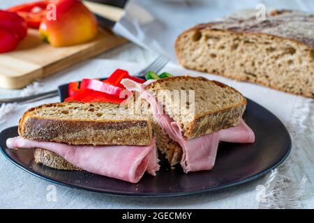Sandwich avec fines tranches de jambon sur du pain de ruch suisse Banque D'Images