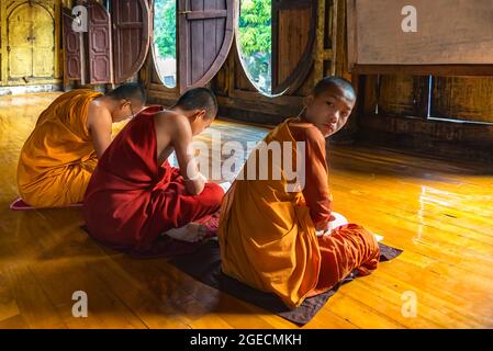 Nyaungshwe, Myanmar - 27 décembre 2019 : un groupe de moines novices au cours du matin au monastère de Shwe Yan Pyay Banque D'Images