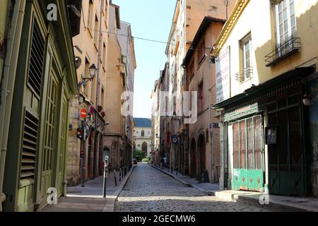 Vieille rue en bas au milieu de la vieille ville de Lyon. Banque D'Images