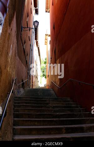 Un bel ancien escalier au milieu du Vieux Lyon, en France. Banque D'Images