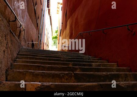 Marche jusqu'à la lumière du soleil. Ancien escalier du Vieux Lyon. Banque D'Images