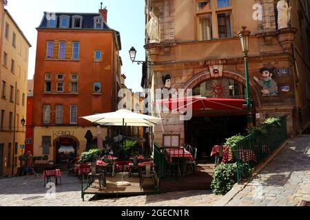 Petit endroit pittoresque. Café Restaurant du Soleil dans le Vieux Lyon, France Banque D'Images