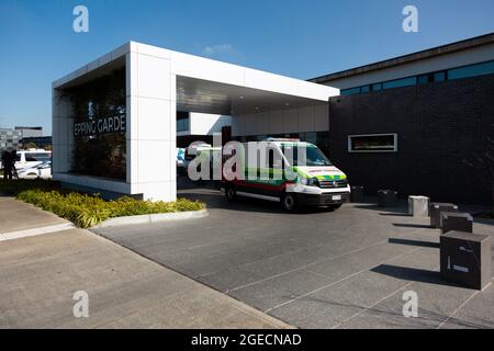 Melbourne, Australie, 29 juillet 2020. Vue sur l'entrée principale de l'unité de soins pour personnes âgées d'Epping Gardens, les autorités se précipitant pour évacuer les résidents en ambulance. Le personnel du centre de soins de la haute âge d'Epping Gardens, où il y a eu 83 cas de COVID-19 et cinq morts, a été mis à l'arrêt suite à une « violation extrêmement dangereuse ». Crédit : Dave Helison/Speed Media/Alamy Live News Banque D'Images