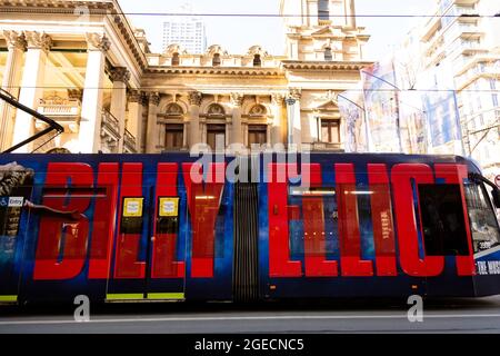 Melbourne, Australie, 29 juillet 2020. Un tramway avec « Billy Elliot » en grandes lettres passe devant l'hôtel de ville de Melbourne. À mesure que de nombreux nouveaux cas de coronavirus sont découverts, le Metropolitan Melbourne et le Mitchell Shire restent soumis aux restrictions de l'étape 3, les masques obligatoires étant rendus obligatoires le 23 juillet. 295 nouveaux cas ont été trouvés du jour au lendemain, ce qui porte le nombre total de cas actifs des états à 4,775. Crédit : Dave Helison/Speed Media/Alamy Live News Banque D'Images