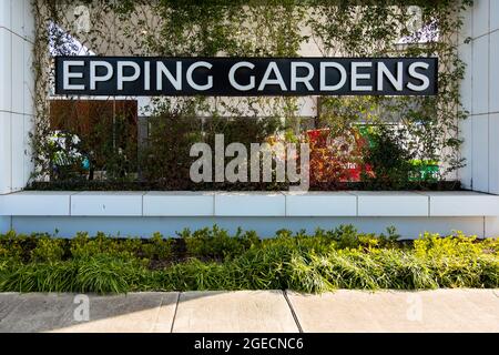 Melbourne, Australie, 29 juillet 2020. Vue sur l'entrée principale de l'unité de soins pour personnes âgées d'Epping Gardens, les autorités se précipitant pour évacuer les résidents en ambulance. Le personnel du centre de soins de la haute âge d'Epping Gardens, où il y a eu 83 cas de COVID-19 et cinq morts, a été mis à l'arrêt suite à une « violation extrêmement dangereuse ». Crédit : Dave Helison/Speed Media/Alamy Live News Banque D'Images