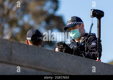 Melbourne, Australie, 31 juillet 2020. Des policiers spécialisés sont vus installer des caméras pour surveiller la zone autour du Sanctuaire pour aider à l'identification des anti-makers criant la loi . Les manifestants anti-facemask se rassemblent au sanctuaire du souvenir un jour après que Victoria ait vu un nouveau record dans les cas de coronavirus. Crédit : Dave Helison/Speed Media/Alamy Live News Banque D'Images