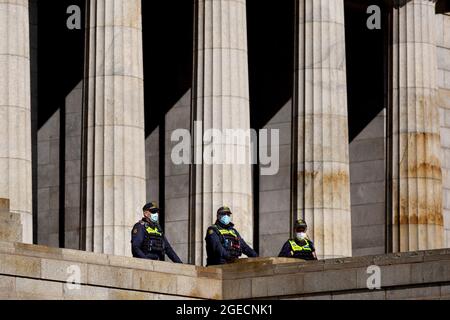 Melbourne, Australie, 31 juillet 2020. Le sanctuaire du souvenir était une zone de police vendredi matin, alors que les manifestants anti-masque ont triplé pour organiser un rassemblement. Les manifestants anti-facemask se rassemblent au sanctuaire du souvenir un jour après que Victoria ait vu un nouveau record dans les cas de coronavirus. Crédit : Dave Helison/Speed Media/Alamy Live News Banque D'Images