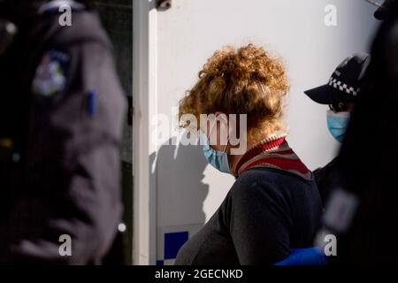 Melbourne, Australie, 31 juillet 2020. Une femme qui a été arrêtée plus tôt pour avoir refusé de donner son nom à la police est aidée dans une fourgonnette divisionnaire. Les manifestants anti-facemask se rassemblent au sanctuaire du souvenir un jour après que Victoria ait vu un nouveau record dans les cas de coronavirus. Crédit : Dave Helison/Speed Media/Alamy Live News Banque D'Images