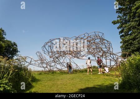 Visiteurs appréciant le Firmament by Antony Gormley au parc de sculptures extérieur Jupiter Artland près d'Édimbourg Banque D'Images