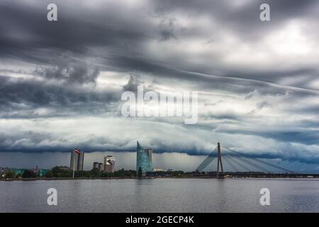 Nuage de plateau se déplaçant au-dessus de la ville de Riga, capitale de la Lettonie, film à temps écoulé Banque D'Images