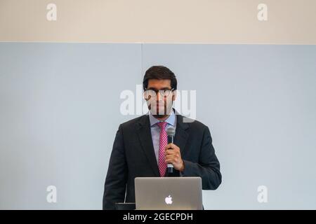 Farnborough, le 19th août 2021.Le député Ranil Jayawardena, ministre du Commerce international, a pris la parole à l'occasion de la Journée nationale de l'industrie automobile. Banque D'Images